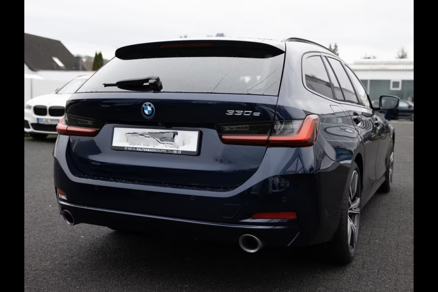 BMW 3 Serie Touring 330e (215kW / 292pk) ** ADAPT. LED, ADAPT CRUISE, HuD, LEDER, WIDESCR, 19-inch LMV ** 1e EIG - UNFALLFREI ** ** INFORMEER OOK NAAR ONZE AANTREKKELIJKE FINANCIAL-LEASE TARIEVEN **