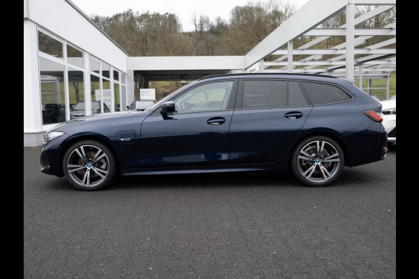 BMW 3 Serie Touring 330e (215kW / 292pk) ** ADAPT. LED, ADAPT CRUISE, HuD, LEDER, WIDESCR, 19-inch LMV ** 1e EIG - UNFALLFREI ** ** INFORMEER OOK NAAR ONZE AANTREKKELIJKE FINANCIAL-LEASE TARIEVEN **