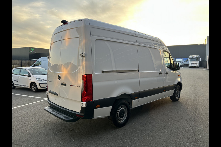 Mercedes-Benz Sprinter 317 CDI L2 H2 Automaat / 360 Camera / MBUX / Navigatie / Cruise control / Airco / 270 Graden achterdeuren