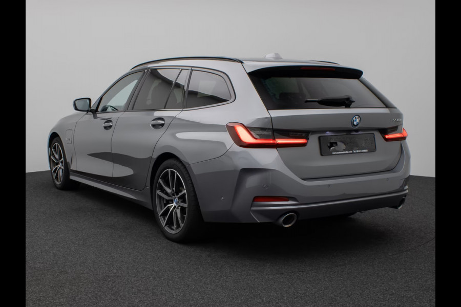 BMW 3 Serie Touring 330e (215kW / 292pk) ** ADAPT. LED, LEDER, PANORAMA, WIDESCR, ADAPT. CRUISE, TREKH, ** 1e EIG - VOL. BMW ONDERH ** ** INFORMEER OOK NAAR ONZE AANTREKKELIJKE FINANCIAL-LEASE TARIEVEN **