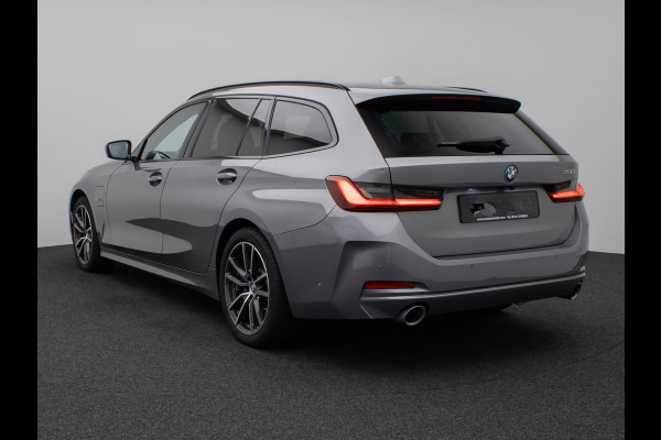 BMW 3 Serie Touring 330e (215kW / 292pk) ** ADAPT. LED, LEDER, PANORAMA, WIDESCR, ADAPT. CRUISE, TREKH, ** 1e EIG - VOL. BMW ONDERH ** ** INFORMEER OOK NAAR ONZE AANTREKKELIJKE FINANCIAL-LEASE TARIEVEN **