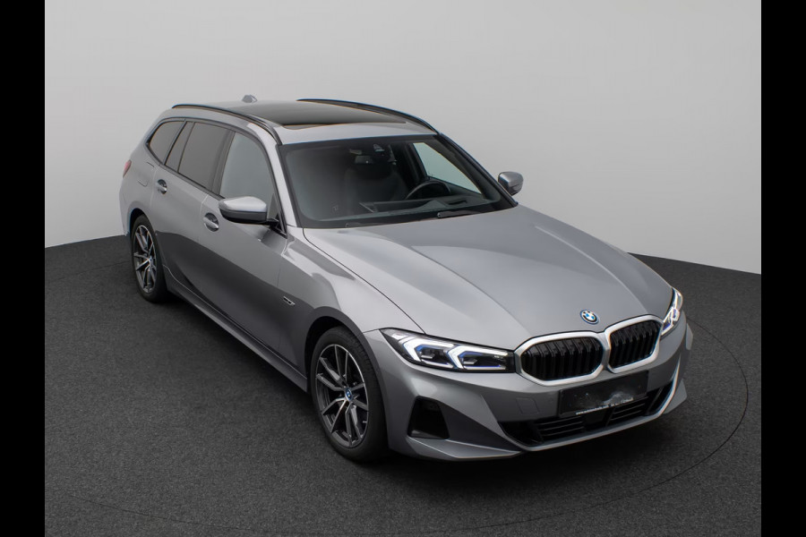 BMW 3 Serie Touring 330e (215kW / 292pk) ** ADAPT. LED, LEDER, PANORAMA, WIDESCR, ADAPT. CRUISE, TREKH, ** 1e EIG - VOL. BMW ONDERH ** ** INFORMEER OOK NAAR ONZE AANTREKKELIJKE FINANCIAL-LEASE TARIEVEN **