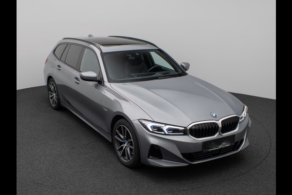 BMW 3 Serie Touring 330e (215kW / 292pk) ** ADAPT. LED, LEDER, PANORAMA, WIDESCR, ADAPT. CRUISE, TREKH, ** 1e EIG - VOL. BMW ONDERH ** ** INFORMEER OOK NAAR ONZE AANTREKKELIJKE FINANCIAL-LEASE TARIEVEN **