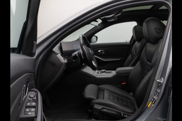 BMW 3 Serie Touring 330e (215kW / 292pk) ** ADAPT. LED, LEDER, PANORAMA, WIDESCR, ADAPT. CRUISE, TREKH, ** 1e EIG - VOL. BMW ONDERH ** ** INFORMEER OOK NAAR ONZE AANTREKKELIJKE FINANCIAL-LEASE TARIEVEN **