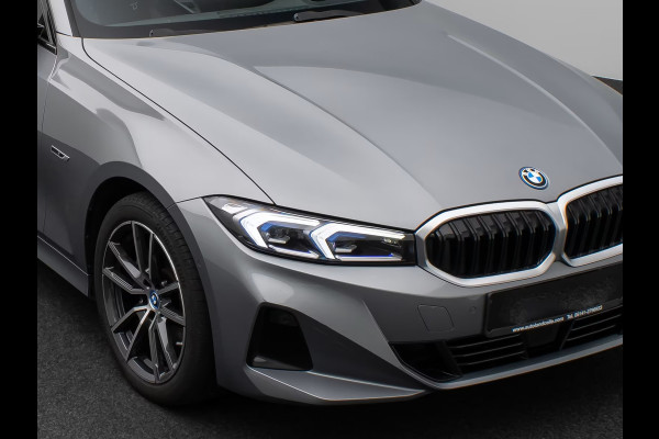 BMW 3 Serie Touring 330e (215kW / 292pk) ** ADAPT. LED, LEDER, PANORAMA, WIDESCR, ADAPT. CRUISE, TREKH, ** 1e EIG - VOL. BMW ONDERH ** ** INFORMEER OOK NAAR ONZE AANTREKKELIJKE FINANCIAL-LEASE TARIEVEN **