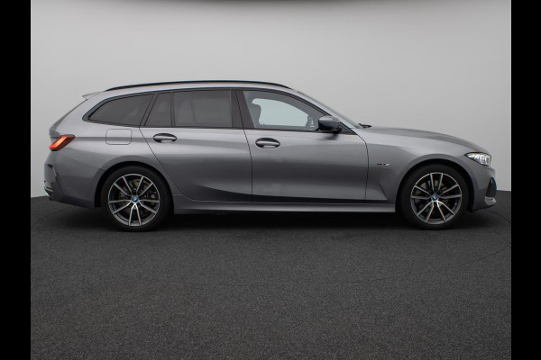 BMW 3 Serie Touring 330e (215kW / 292pk) ** ADAPT. LED, LEDER, PANORAMA, WIDESCR, ADAPT. CRUISE, TREKH, ** 1e EIG - VOL. BMW ONDERH ** ** INFORMEER OOK NAAR ONZE AANTREKKELIJKE FINANCIAL-LEASE TARIEVEN **