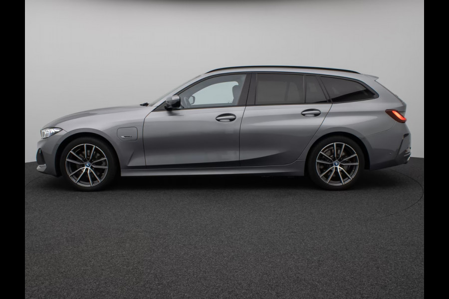 BMW 3 Serie Touring 330e (215kW / 292pk) ** ADAPT. LED, LEDER, PANORAMA, WIDESCR, ADAPT. CRUISE, TREKH, ** 1e EIG - VOL. BMW ONDERH ** ** INFORMEER OOK NAAR ONZE AANTREKKELIJKE FINANCIAL-LEASE TARIEVEN **