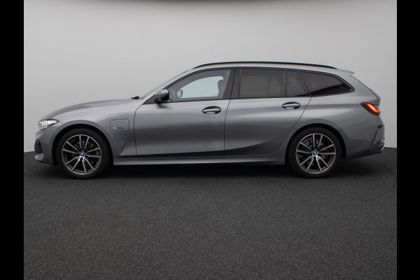 BMW 3 Serie Touring 330e (215kW / 292pk) ** ADAPT. LED, LEDER, PANORAMA, WIDESCR, ADAPT. CRUISE, TREKH, ** 1e EIG - VOL. BMW ONDERH ** ** INFORMEER OOK NAAR ONZE AANTREKKELIJKE FINANCIAL-LEASE TARIEVEN **