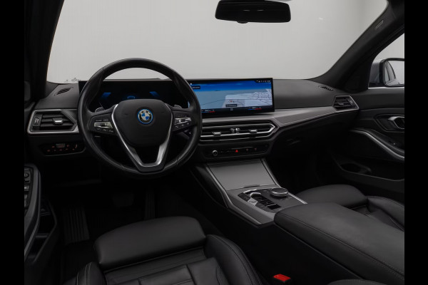 BMW 3 Serie Touring 330e (215kW / 292pk) ** ADAPT. LED, LEDER, PANORAMA, WIDESCR, ADAPT. CRUISE, TREKH, ** 1e EIG - VOL. BMW ONDERH ** ** INFORMEER OOK NAAR ONZE AANTREKKELIJKE FINANCIAL-LEASE TARIEVEN **