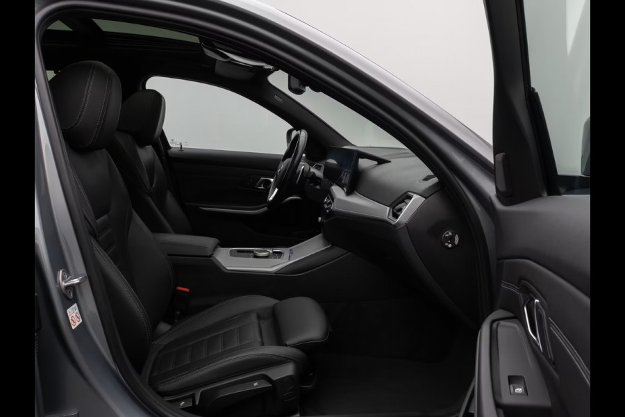 BMW 3 Serie Touring 330e (215kW / 292pk) ** ADAPT. LED, LEDER, PANORAMA, WIDESCR, ADAPT. CRUISE, TREKH, ** 1e EIG - VOL. BMW ONDERH ** ** INFORMEER OOK NAAR ONZE AANTREKKELIJKE FINANCIAL-LEASE TARIEVEN **