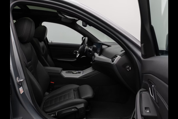 BMW 3 Serie Touring 330e (215kW / 292pk) ** ADAPT. LED, LEDER, PANORAMA, WIDESCR, ADAPT. CRUISE, TREKH, ** 1e EIG - VOL. BMW ONDERH ** ** INFORMEER OOK NAAR ONZE AANTREKKELIJKE FINANCIAL-LEASE TARIEVEN **