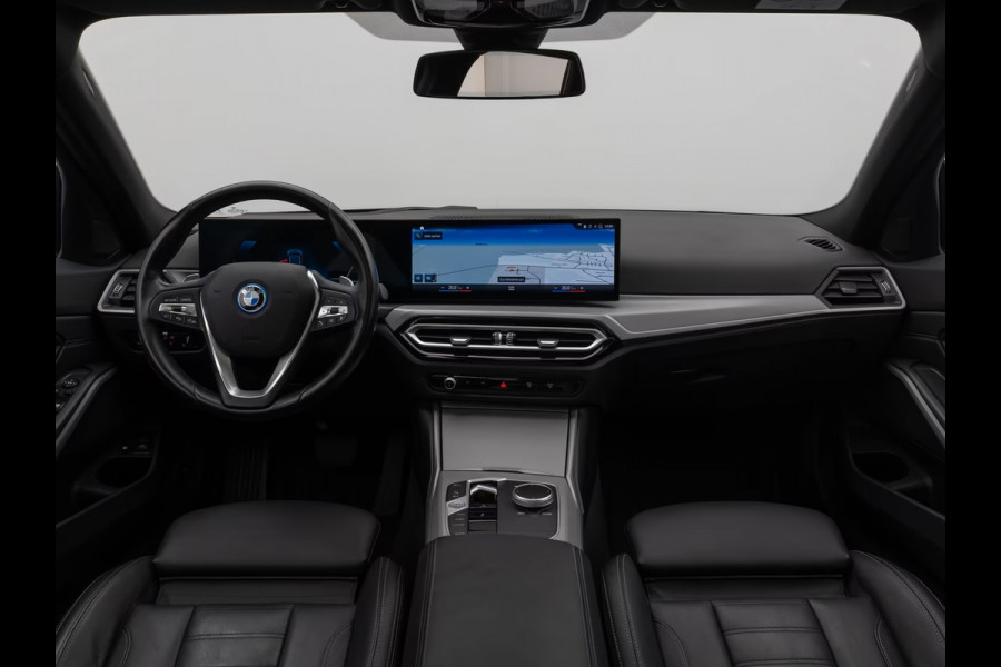 BMW 3 Serie Touring 330e (215kW / 292pk) ** ADAPT. LED, LEDER, PANORAMA, WIDESCR, ADAPT. CRUISE, TREKH, ** 1e EIG - VOL. BMW ONDERH ** ** INFORMEER OOK NAAR ONZE AANTREKKELIJKE FINANCIAL-LEASE TARIEVEN **
