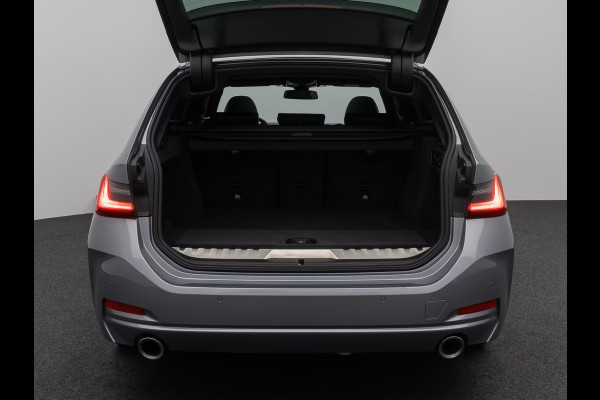 BMW 3 Serie Touring 330e (215kW / 292pk) ** ADAPT. LED, LEDER, PANORAMA, WIDESCR, ADAPT. CRUISE, TREKH, ** 1e EIG - VOL. BMW ONDERH ** ** INFORMEER OOK NAAR ONZE AANTREKKELIJKE FINANCIAL-LEASE TARIEVEN **