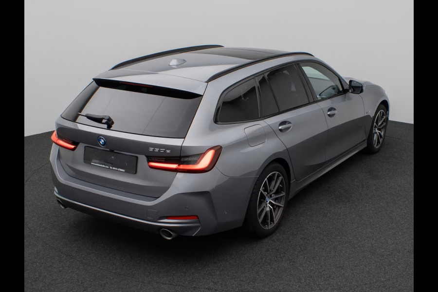 BMW 3 Serie Touring 330e (215kW / 292pk) ** ADAPT. LED, LEDER, PANORAMA, WIDESCR, ADAPT. CRUISE, TREKH, ** 1e EIG - VOL. BMW ONDERH ** ** INFORMEER OOK NAAR ONZE AANTREKKELIJKE FINANCIAL-LEASE TARIEVEN **