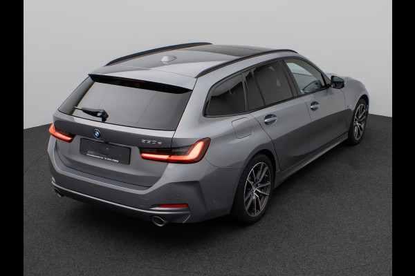 BMW 3 Serie Touring 330e (215kW / 292pk) ** ADAPT. LED, LEDER, PANORAMA, WIDESCR, ADAPT. CRUISE, TREKH, ** 1e EIG - VOL. BMW ONDERH ** ** INFORMEER OOK NAAR ONZE AANTREKKELIJKE FINANCIAL-LEASE TARIEVEN **