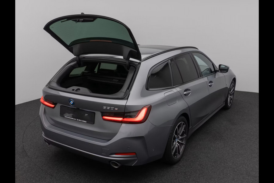 BMW 3 Serie Touring 330e (215kW / 292pk) ** ADAPT. LED, LEDER, PANORAMA, WIDESCR, ADAPT. CRUISE, TREKH, ** 1e EIG - VOL. BMW ONDERH ** ** INFORMEER OOK NAAR ONZE AANTREKKELIJKE FINANCIAL-LEASE TARIEVEN **