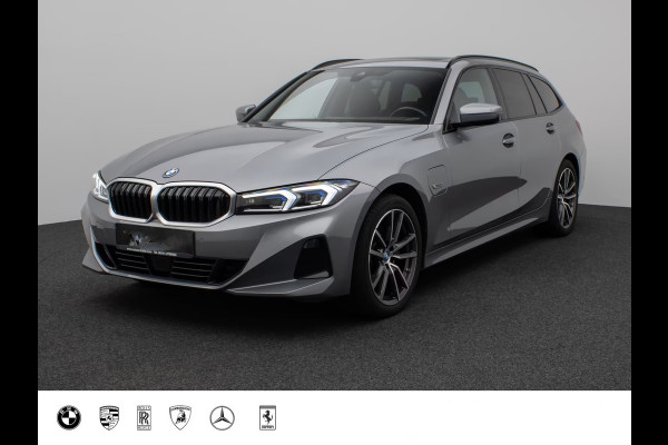 BMW 3 Serie Touring 330e (215kW / 292pk) ** ADAPT. LED, LEDER, PANORAMA, WIDESCR, ADAPT. CRUISE, TREKH, ** 1e EIG - VOL. BMW ONDERH ** ** INFORMEER OOK NAAR ONZE AANTREKKELIJKE FINANCIAL-LEASE TARIEVEN **