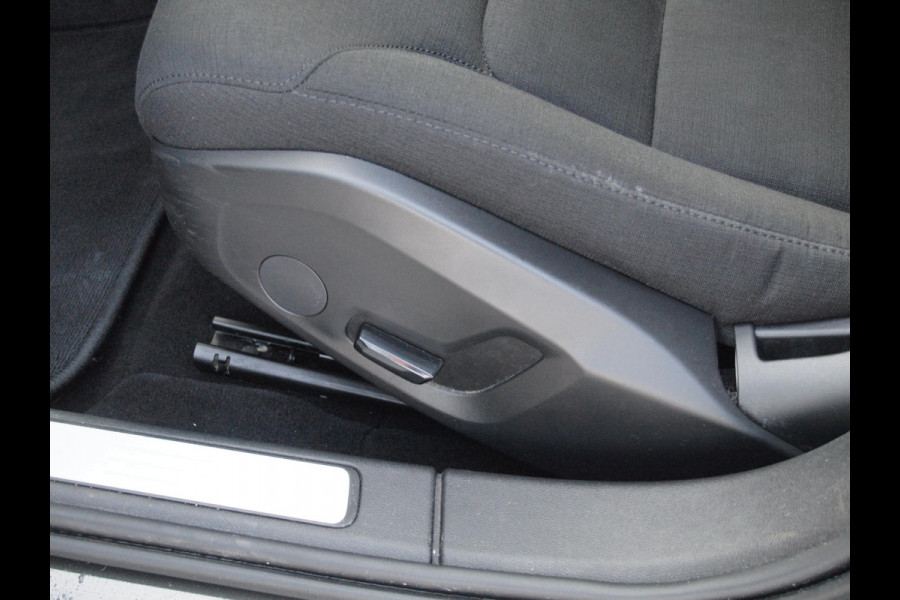 Volvo V60 2.0 B3 Momentum Advantage | Camera | Trekhaak | Apple Carplay | Cruise Control |