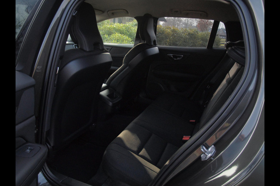 Volvo V60 2.0 B3 Momentum Advantage | Camera | Trekhaak | Apple Carplay | Cruise Control |