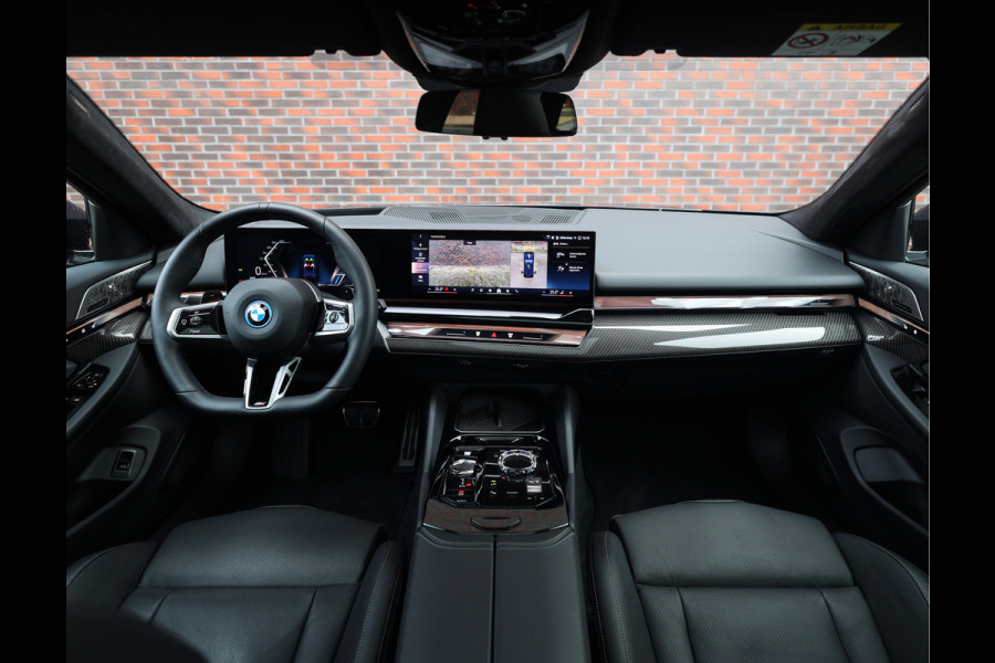 BMW 5 Serie Touring 550e xDrive | Pano - Trekhaak - Bow&Wil