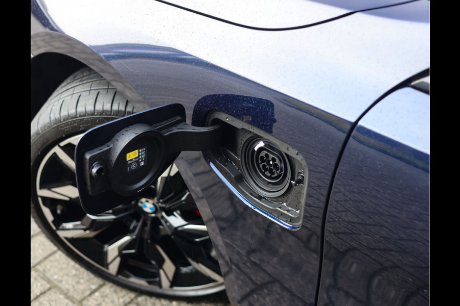 BMW 5 Serie Touring 550e xDrive | Pano - Trekhaak - Bow&Wil