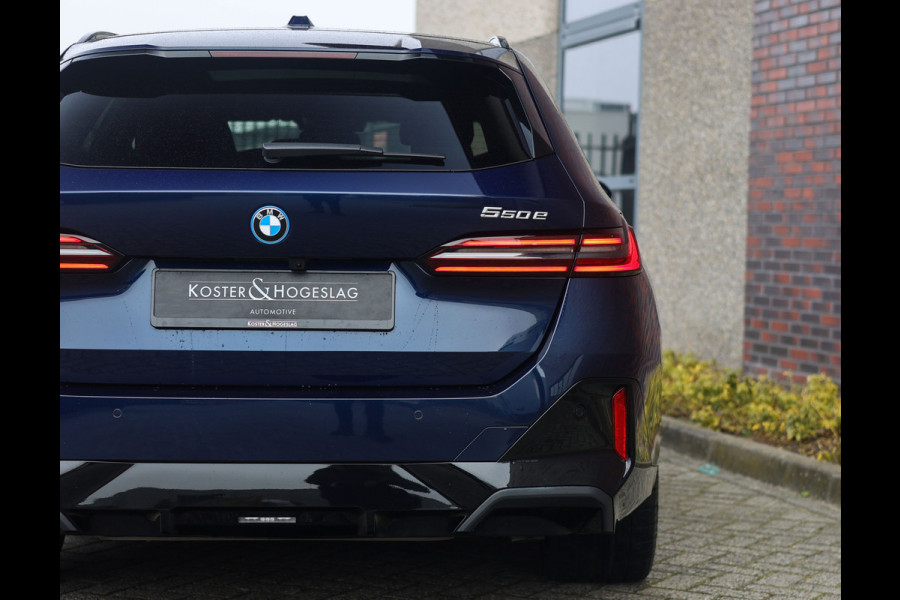 BMW 5 Serie Touring 550e xDrive | Pano - Trekhaak - Bow&Wil