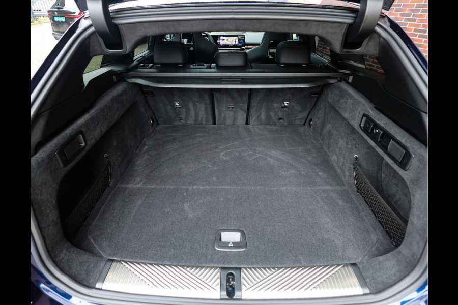 BMW 5 Serie Touring 550e xDrive | Pano - Trekhaak - Bow&Wil