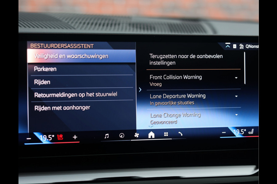 BMW 5 Serie Touring 550e xDrive | Pano - Trekhaak - Bow&Wil