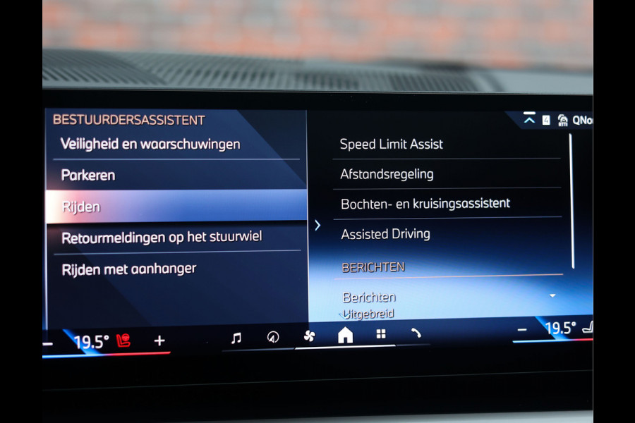 BMW 5 Serie Touring 550e xDrive | Pano - Trekhaak - Bow&Wil