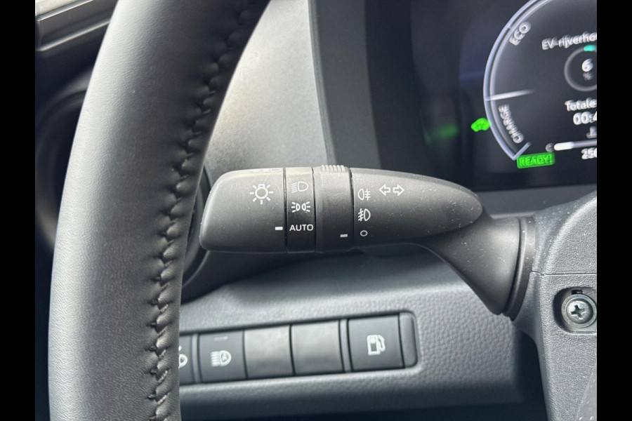 Toyota C-HR 1.8 Hybrid First edition | Dodehoekherkenning, Stoel + Stuurverwarming, Groot scherm, Parkeersensoren