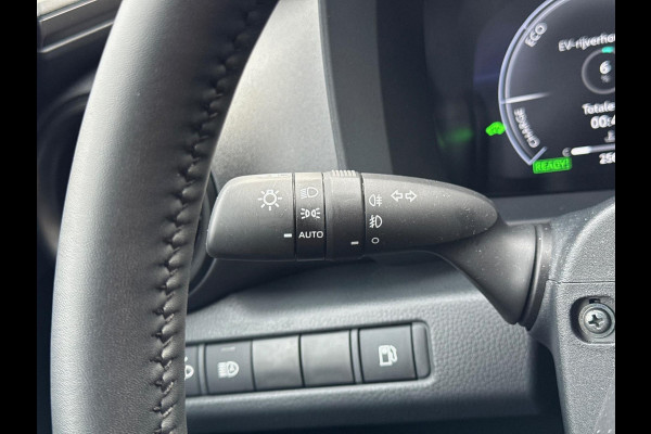 Toyota C-HR 1.8 Hybrid First edition | Dodehoekherkenning, Stoel + Stuurverwarming, Groot scherm, Parkeersensoren