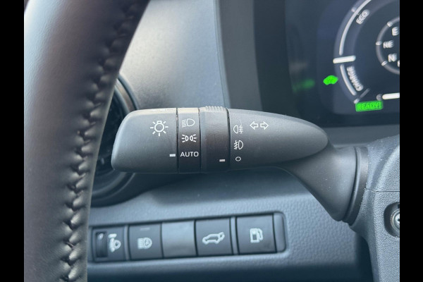Toyota C-HR 1.8 Hybrid First edition | Elektrische achterklep, Dodehoekherkenning, Stoel + Stuurverwarming, Groot scherm, Parkeersensoren