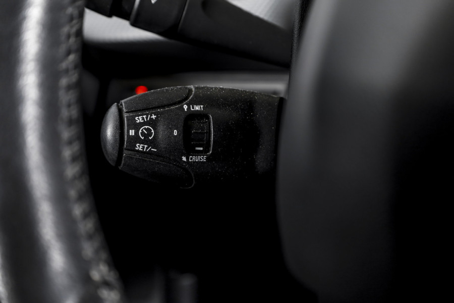 Peugeot 2008 1.2 PureTech 110 PK Blue Lion Orig. NL | Cruise | Stoelverwarming | PDC | NAV | Airco | Trekhaak | LM 16" |