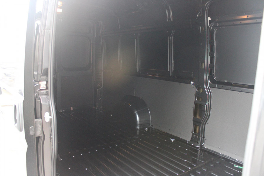 Peugeot Boxer 2.2 BlueHDi 180PK AUTOMAAT L4H2 3.5t HEAVY DUTY | TREKHAAK | PACK WINTER 2: (VERWARMBARE BESTUURDERSSTOEL/VOORRUIT/STANDKACHEL PROGAMEERBAAR) | PAKKET HANDSFREE & CENTRAL GLOVEBOX | ACHTERDEUREN 270° TE OPENEN | VOLWAARDIG RESERVEWIEL | PASSAGIERSSTOEL IN HOOGHTE VERSTELBAAR MET ARMSTEUN EN LENDESTEUN | TECHNO PLUS PAKKET: (10" TOUCHSCREEN MET APPLE CARPLAY EN ANDROID AUTO/CLIMATE CONTROL/EXTRA USB POORTEN/DRAADLOZE TELEFOONLADER/DIGITAAL INSTRUMENTENPANEEL) | NAVIGATIE |
