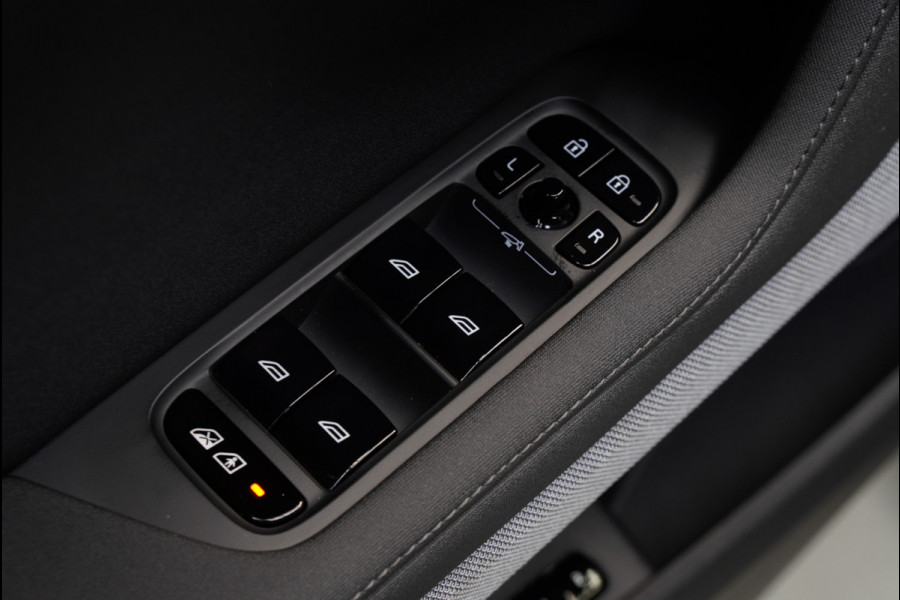 Polestar 2 Long Range Single Motor 78 kWh Pano 360 ° Pilot ACC Alcantara Stuurverwarming Memory seats Elektr. uitklapbare trekhaak Stoelverwarming voor & achter LM velgen