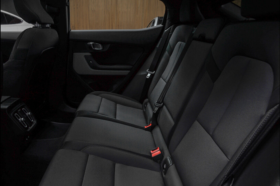 Polestar 2 Long Range Single Motor 78 kWh Pano 360 ° Pilot ACC Alcantara Stuurverwarming Memory seats Elektr. uitklapbare trekhaak Stoelverwarming voor & achter LM velgen