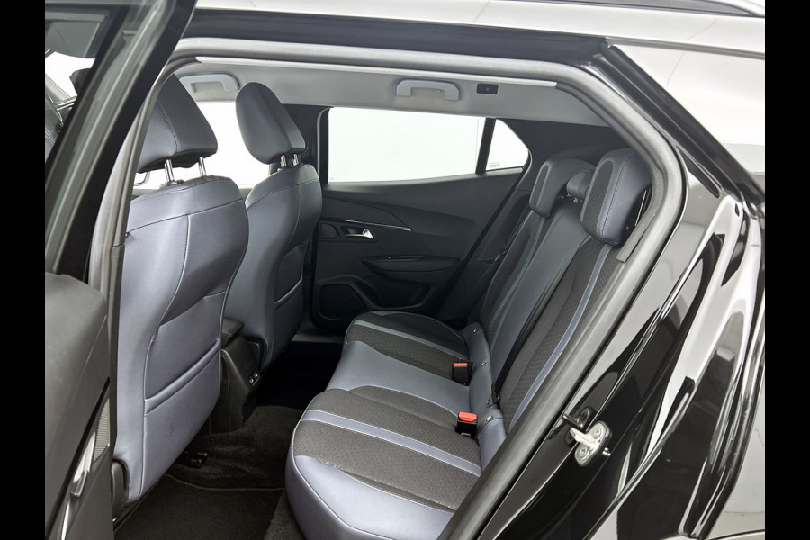 Peugeot e-2008 EV Allure 50 kWh (NAVIGATIE, CARPLAY, CAMERA, STOELVERWARMING, 1e EIGENAAR)