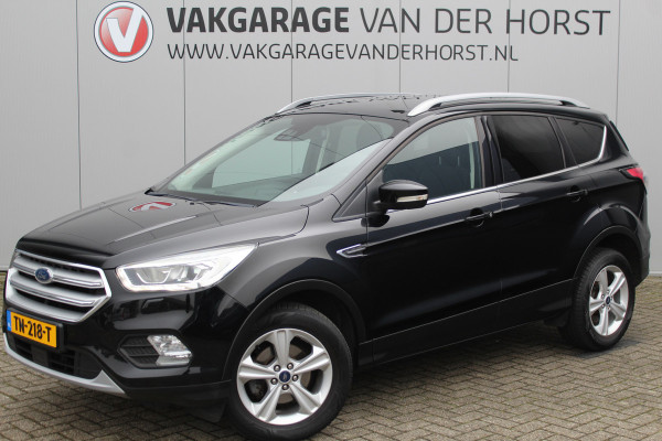 Ford Kuga 1.5-150pk EcoBoost Titanium. Nette Ford Kuga met een trekgewicht van maar liefst 2.000kg ! Autm. airco, stoel-, stuur- en voorraamverw., camera, parkeersensoren achter, navigatie, telefoonvoorb.,  17"LM wielen+all season banden, trekhaak, adapt. cruise cntrl etc.