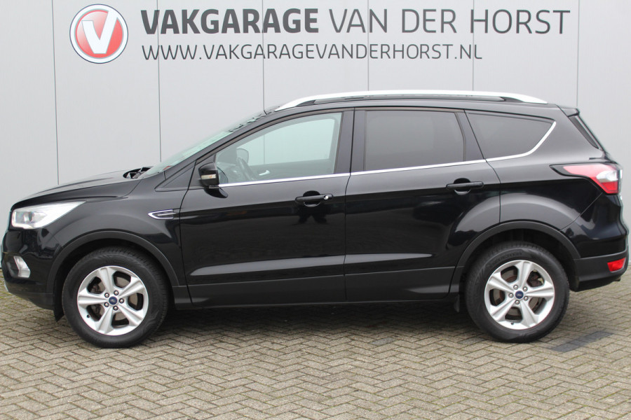 Ford Kuga 1.5-150pk EcoBoost Titanium. Nette Ford Kuga met een trekgewicht van maar liefst 2.000kg ! Autm. airco, stoel-, stuur- en voorraamverw., camera, parkeersensoren achter, navigatie, telefoonvoorb.,  17"LM wielen+all season banden, trekhaak, adapt. cruise cntrl etc.