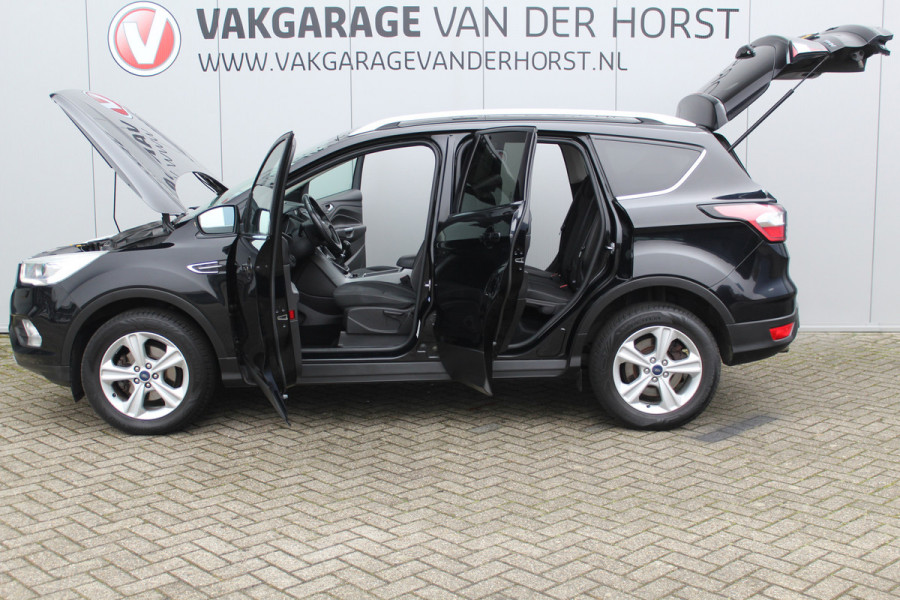 Ford Kuga 1.5-150pk EcoBoost Titanium. Nette Ford Kuga met een trekgewicht van maar liefst 2.000kg ! Autm. airco, stoel-, stuur- en voorraamverw., camera, parkeersensoren achter, navigatie, telefoonvoorb.,  17"LM wielen+all season banden, trekhaak, adapt. cruise cntrl etc.