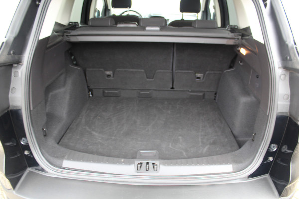 Ford Kuga 1.5-150pk EcoBoost Titanium. Nette Ford Kuga met een trekgewicht van maar liefst 2.000kg ! Autm. airco, stoel-, stuur- en voorraamverw., camera, parkeersensoren achter, navigatie, telefoonvoorb.,  17"LM wielen+all season banden, trekhaak, adapt. cruise cntrl etc.