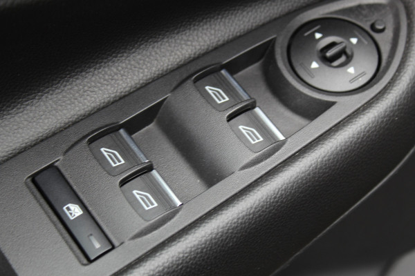 Ford Kuga 1.5-150pk EcoBoost Titanium. Nette Ford Kuga met een trekgewicht van maar liefst 2.000kg ! Autm. airco, stoel-, stuur- en voorraamverw., camera, parkeersensoren achter, navigatie, telefoonvoorb.,  17"LM wielen+all season banden, trekhaak, adapt. cruise cntrl etc.