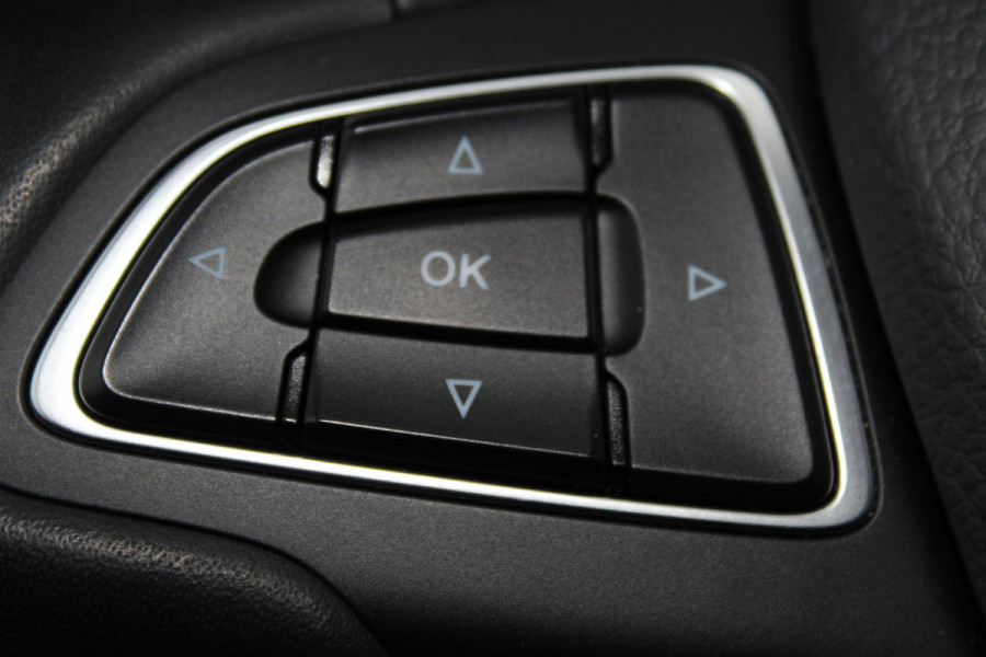 Ford Kuga 1.5-150pk EcoBoost Titanium. Nette Ford Kuga met een trekgewicht van maar liefst 2.000kg ! Autm. airco, stoel-, stuur- en voorraamverw., camera, parkeersensoren achter, navigatie, telefoonvoorb.,  17"LM wielen+all season banden, trekhaak, adapt. cruise cntrl etc.