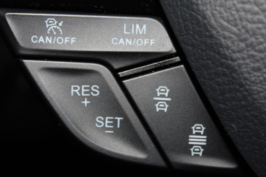 Ford Kuga 1.5-150pk EcoBoost Titanium. Nette Ford Kuga met een trekgewicht van maar liefst 2.000kg ! Autm. airco, stoel-, stuur- en voorraamverw., camera, parkeersensoren achter, navigatie, telefoonvoorb.,  17"LM wielen+all season banden, trekhaak, adapt. cruise cntrl etc.