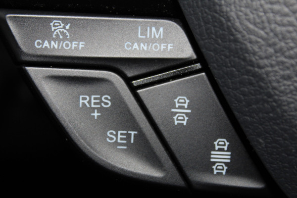 Ford Kuga 1.5-150pk EcoBoost Titanium. Nette Ford Kuga met een trekgewicht van maar liefst 2.000kg ! Autm. airco, stoel-, stuur- en voorraamverw., camera, parkeersensoren achter, navigatie, telefoonvoorb.,  17"LM wielen+all season banden, trekhaak, adapt. cruise cntrl etc.