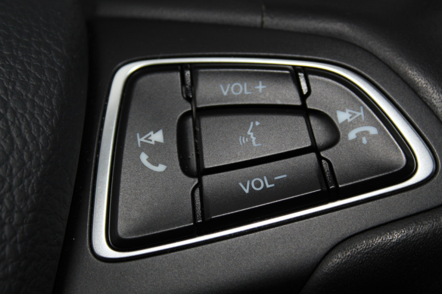 Ford Kuga 1.5-150pk EcoBoost Titanium. Nette Ford Kuga met een trekgewicht van maar liefst 2.000kg ! Autm. airco, stoel-, stuur- en voorraamverw., camera, parkeersensoren achter, navigatie, telefoonvoorb.,  17"LM wielen+all season banden, trekhaak, adapt. cruise cntrl etc.