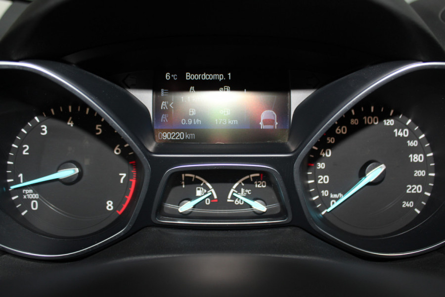 Ford Kuga 1.5-150pk EcoBoost Titanium. Nette Ford Kuga met een trekgewicht van maar liefst 2.000kg ! Autm. airco, stoel-, stuur- en voorraamverw., camera, parkeersensoren achter, navigatie, telefoonvoorb.,  17"LM wielen+all season banden, trekhaak, adapt. cruise cntrl etc.