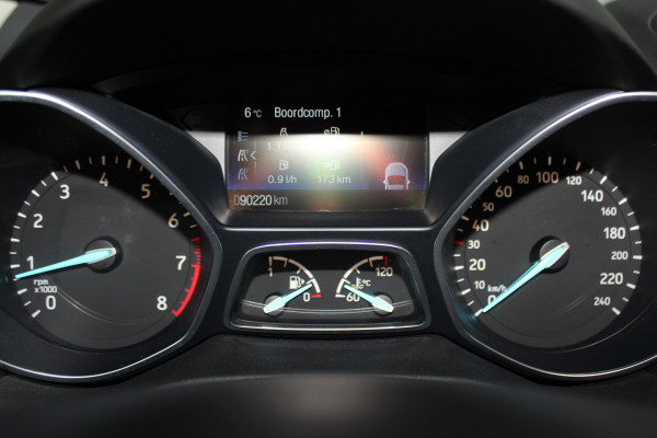 Ford Kuga 1.5-150pk EcoBoost Titanium. Nette Ford Kuga met een trekgewicht van maar liefst 2.000kg ! Autm. airco, stoel-, stuur- en voorraamverw., camera, parkeersensoren achter, navigatie, telefoonvoorb.,  17"LM wielen+all season banden, trekhaak, adapt. cruise cntrl etc.