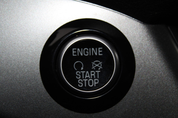 Ford Kuga 1.5-150pk EcoBoost Titanium. Nette Ford Kuga met een trekgewicht van maar liefst 2.000kg ! Autm. airco, stoel-, stuur- en voorraamverw., camera, parkeersensoren achter, navigatie, telefoonvoorb.,  17"LM wielen+all season banden, trekhaak, adapt. cruise cntrl etc.