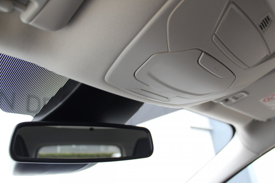 Ford Kuga 1.5-150pk EcoBoost Titanium. Nette Ford Kuga met een trekgewicht van maar liefst 2.000kg ! Autm. airco, stoel-, stuur- en voorraamverw., camera, parkeersensoren achter, navigatie, telefoonvoorb.,  17"LM wielen+all season banden, trekhaak, adapt. cruise cntrl etc.